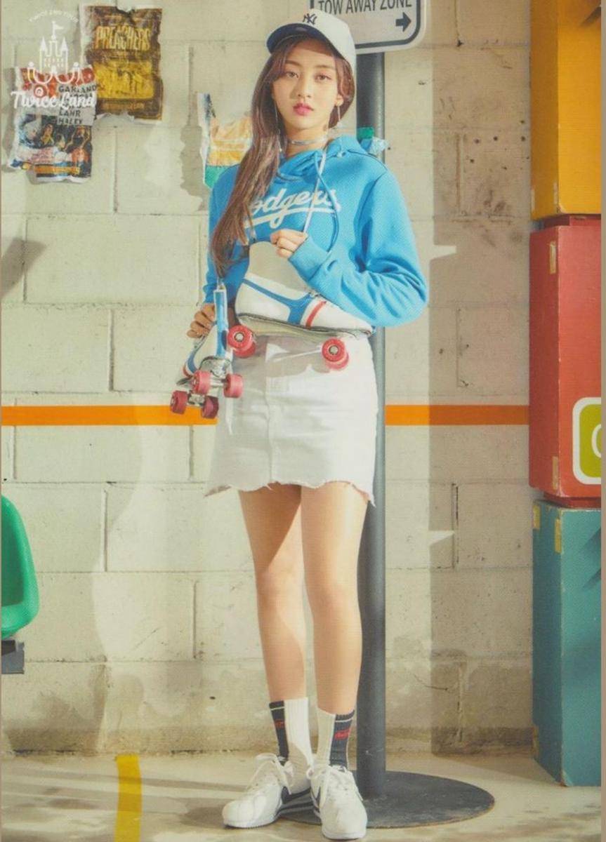 outfit kasual Jihyo Twice (instagram.com/twicefashion00)