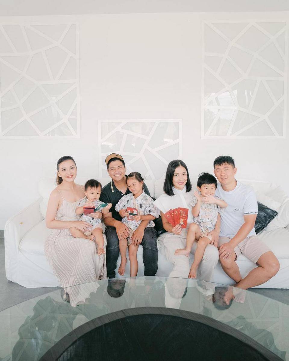 Gaya Artis Pria Berdarah Tionghoa di Perayaan Imlek 2022 (Instagram.com/chelseaoliviaa)