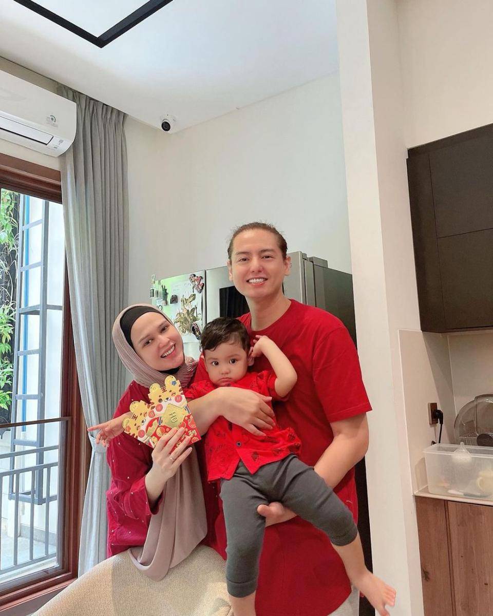 Gaya Artis Pria Berdarah Tionghoa di Perayaan Imlek 2022 (Instagram.com/rogerojey)