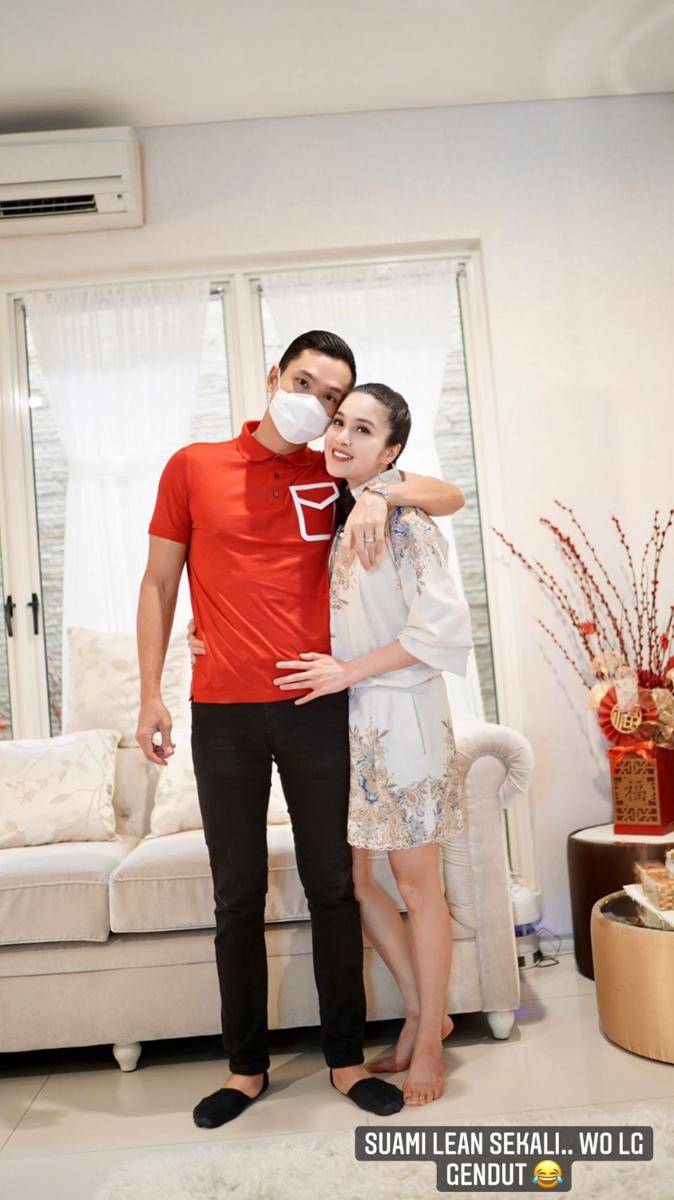 Gaya Artis Pria Berdarah Tionghoa di Perayaan Imlek 2022 (Instagram.com/sandradewi88)