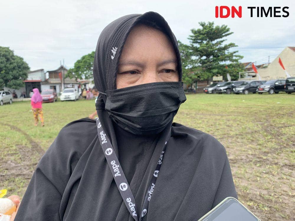Rahmawati, salah satu warga yang berpatisipasi dalam kegiatan pasar murah. (IDN Times/Rohmah Mustaurida)