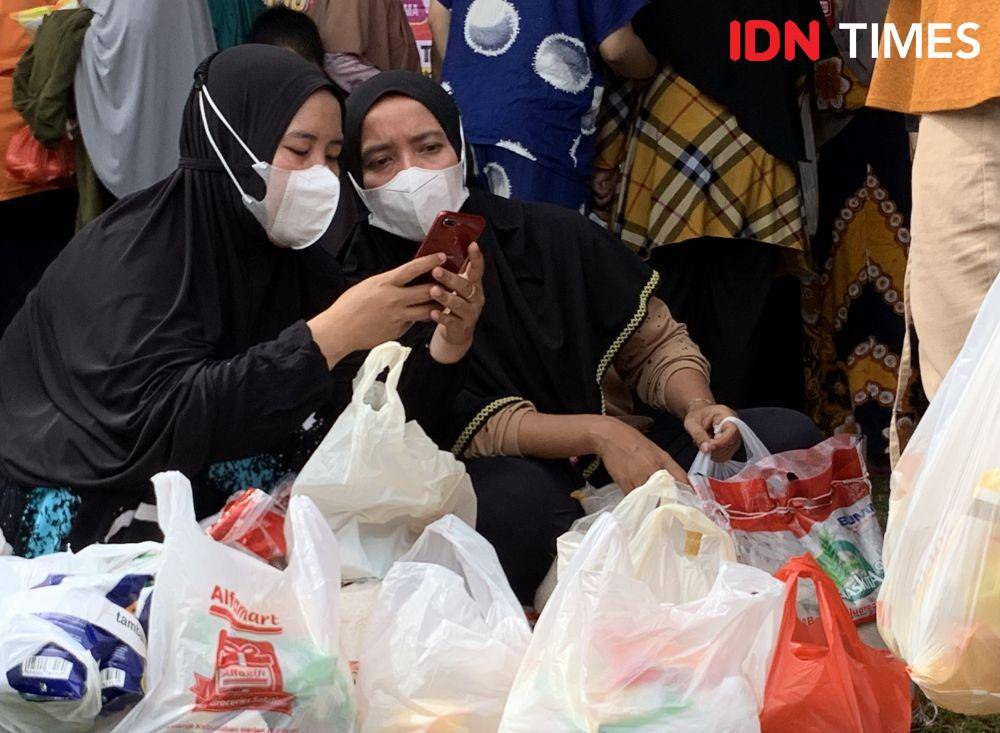 Warga Kelurahan Sawah Brebes setelah berbelanja kebutuhan pokok di Pasar Murah hari ini. (IDN Times/Rohmah Mustaurida)