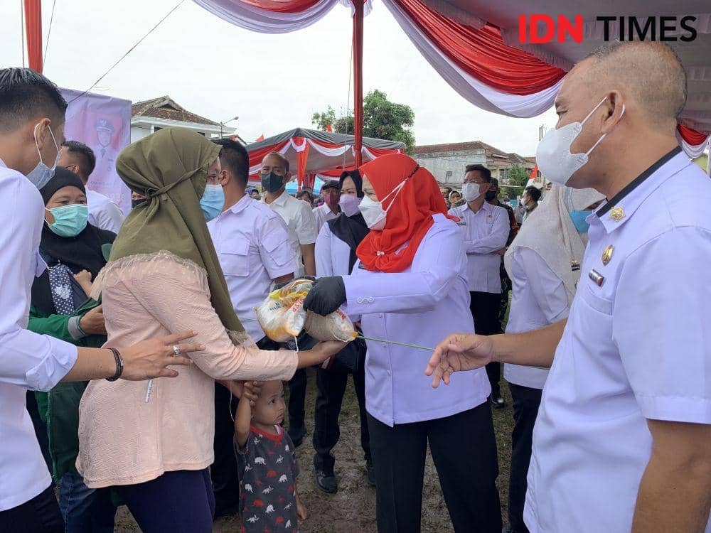 Walikota Bandar Lampung, Eva Dwiana saat membagikan paket sembako gratis kepada masyarakat. (IDN Times/Rohmah Mustaurida)