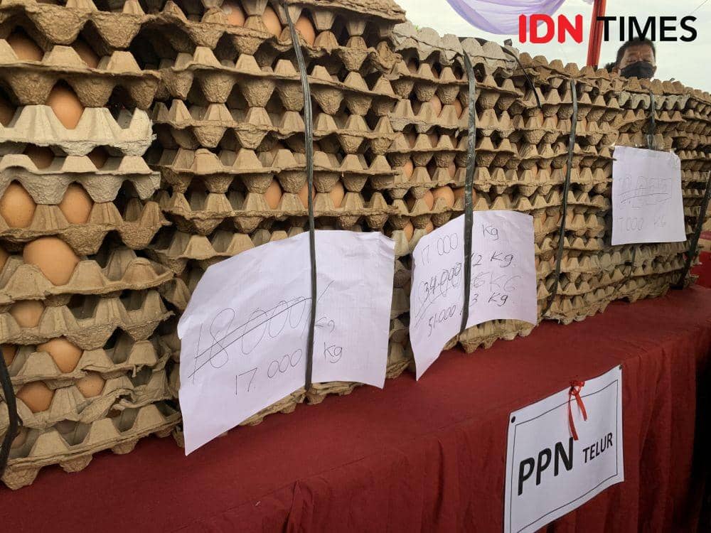 Stok telur di Pasar Murah Kelurahan Sawah Brebes. (IDN Times/Rohmah Mustaurida)