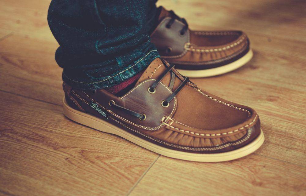 Boat shoes pria (unsplash.com/Alexander Andrews)