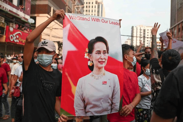 Pengunjuk rasa menggelar aksi protes terhadap kudeta militer di Kota Yangon, Myanmar, Sabtu (6/2/2021). Mereka menuntut pembebasan pemimpin terpilih Myanmar Aung San Suu Kyi. ANTARA FOTO/REUTERS/Stringer.