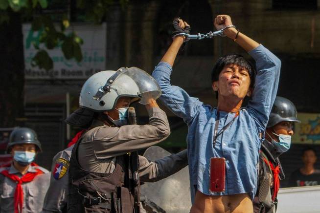 Seorang pengunjuk rasa pro-demokrasi ditahan oleh petugas polisi anti huru hara saat unjuk rasa menentang kudeta militer di Yangon, Myanmar, (27/2/2021). ANTARA FOTO/REUTERS/Stringer.