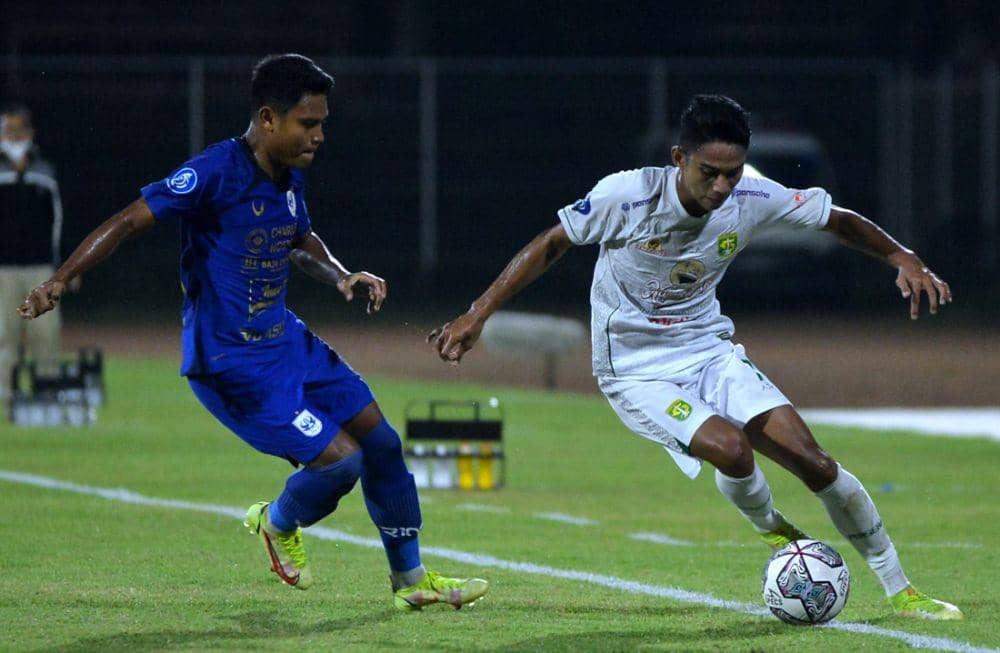 Pesepak bola Persebaya Surabaya Marselino Ferdinan (kanan) berebut bola dengan pesepak bola PSIS Semarang Fandi Eko Utomo (kanan) saat pertandingan Liga 1 di Stadion I Gusti Ngurah Rai, Denpasar, Bali, Rabu (2/2/2022). ANTARA FOTO/Fikri Yusuf