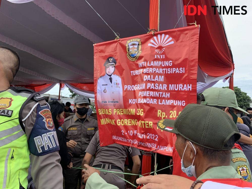 Lapak pembagian paket beras dan minyak gratis. (IDN Times/Rohmah Mustaurida).