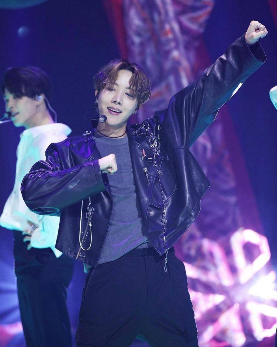 Outfit semi formal look ala BTS (Instagram.com/bighit_ent)