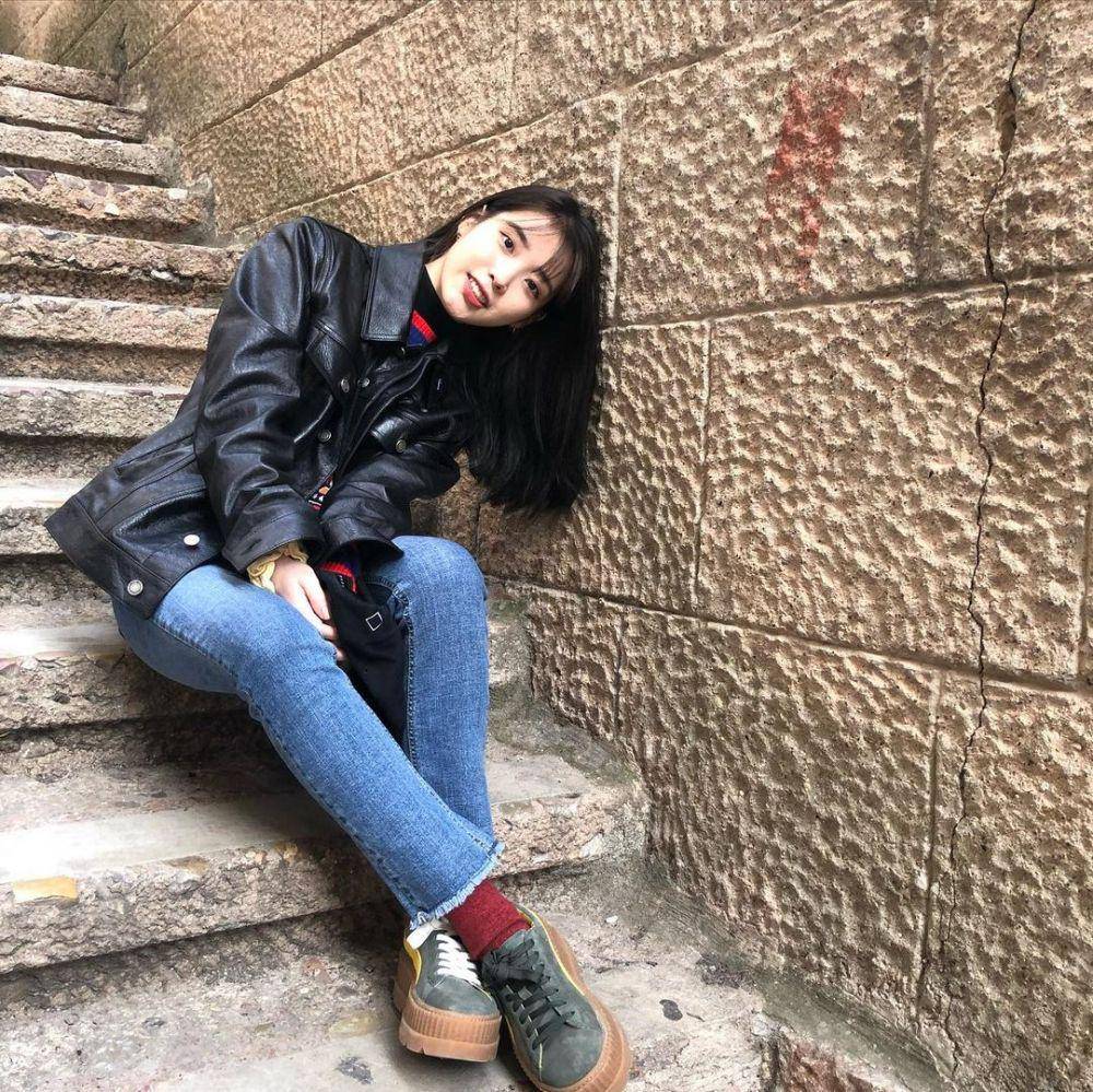 potret referensi padu padan outfit IU (instagram.com/dlwlrma)