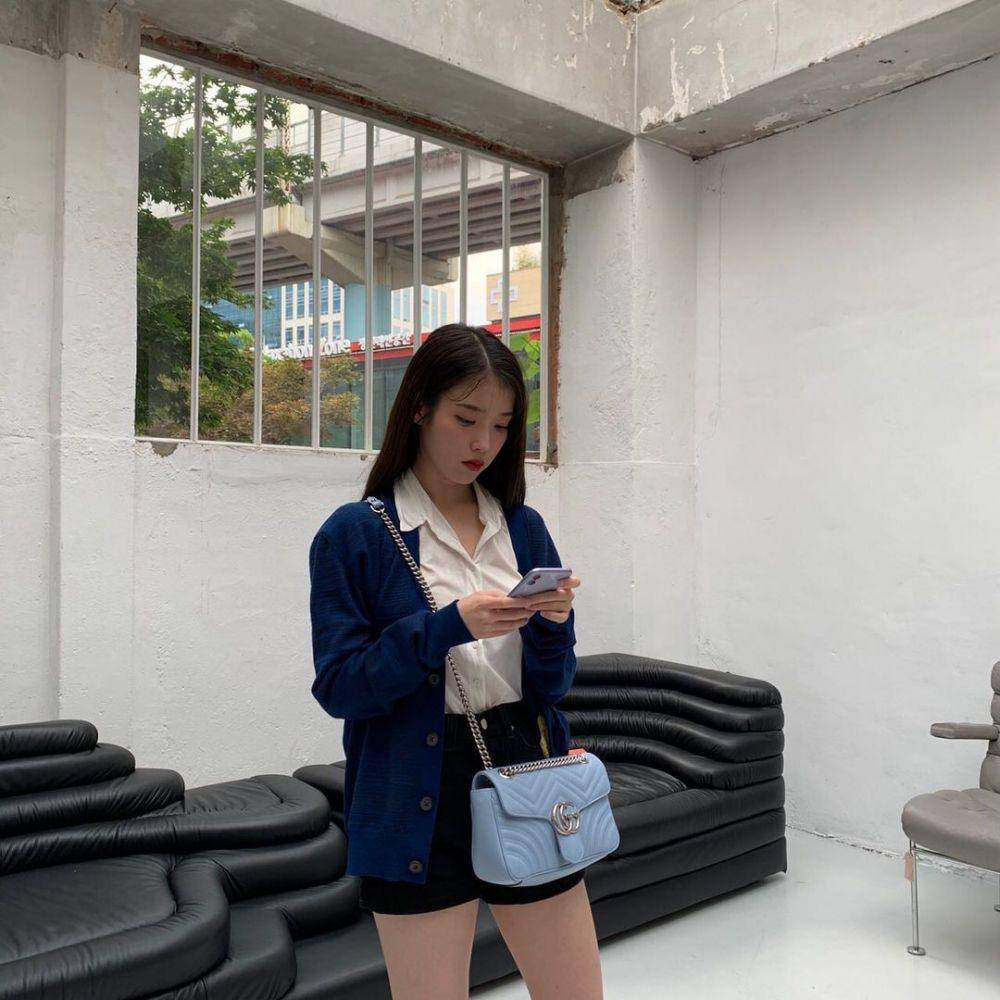 potret referensi padu padan outfit IU (instagram.com/dlwlrma)