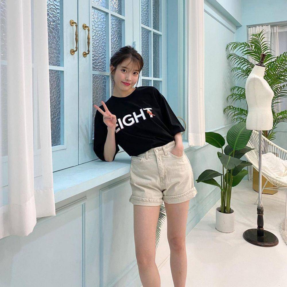 potret referensi padu padan outfit IU (instagram.com/dlwlrma)