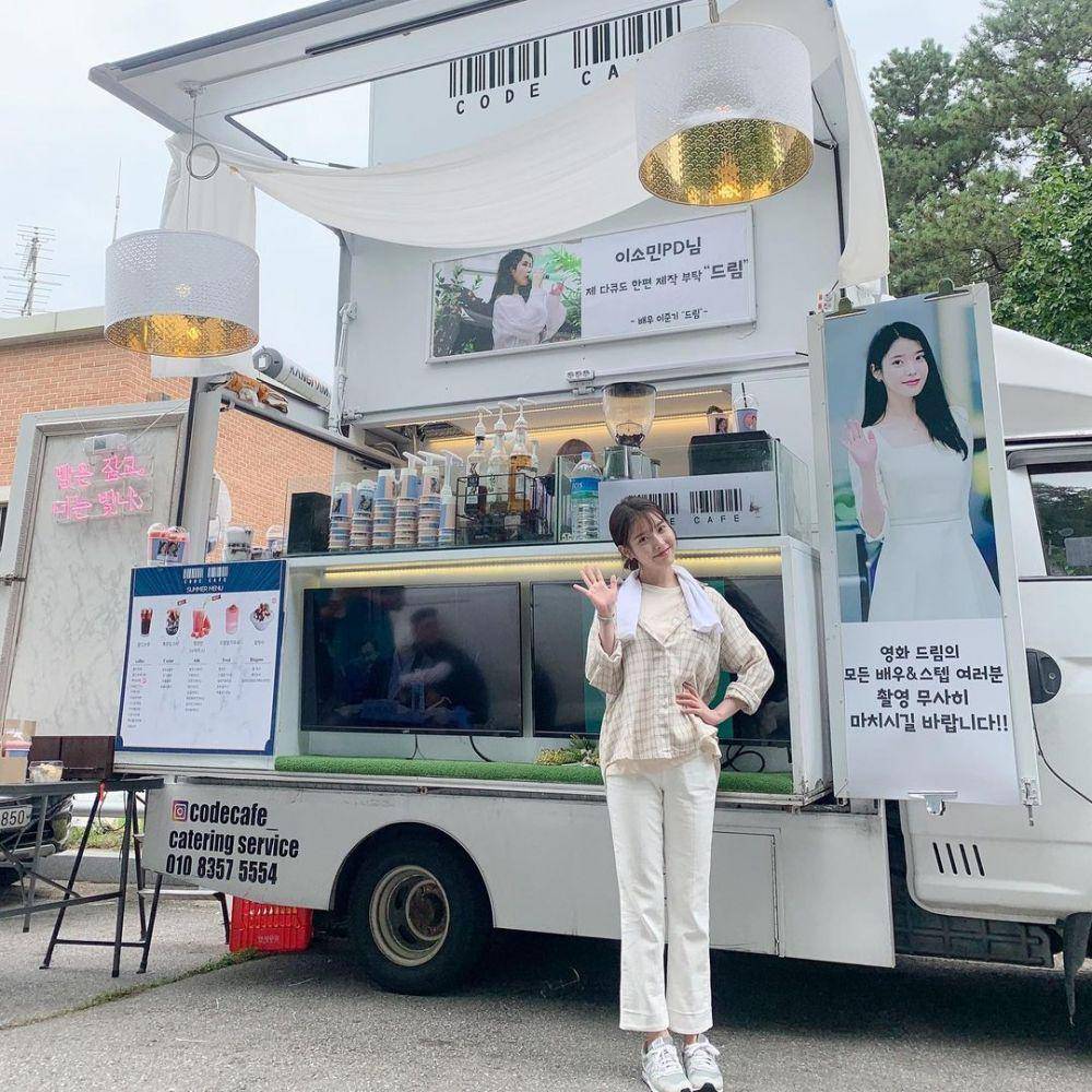 potret referensi padu padan outfit IU (instagram.com/dlwlrma)