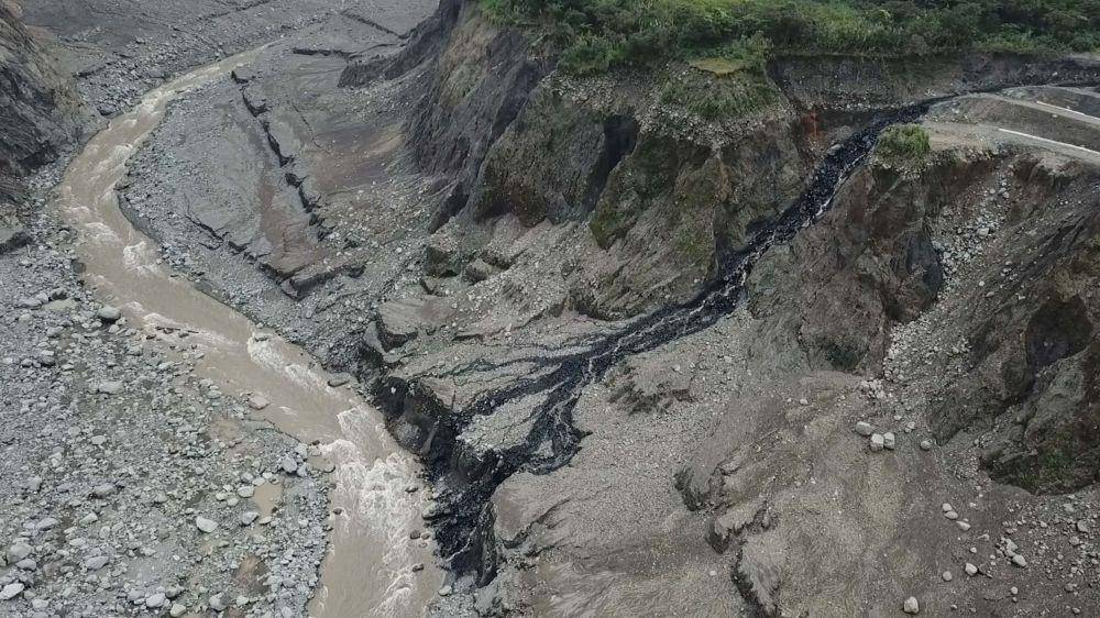 Tumpahan minyak yang mengalir ke Sungai Coca di Ekuador pada Senin (31/1/2022).(twitter.com/ajplus)