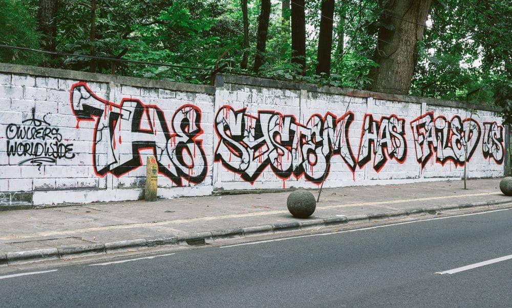 Mural "The System Has Failed Us" (Dok. Owners Worldwide)