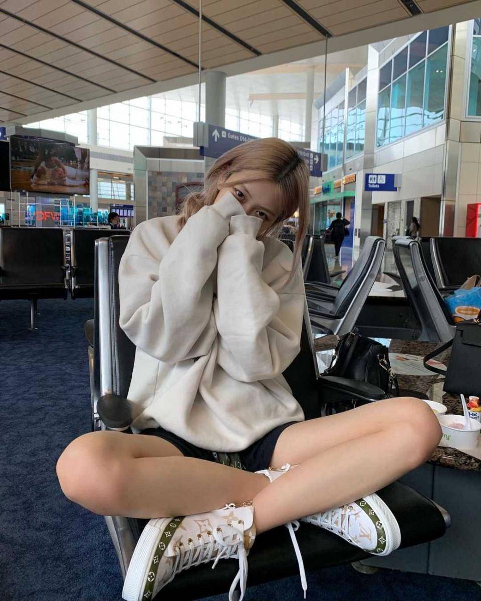 baggy clothes ala Rosé (instagram.com/roses_are_rosie)