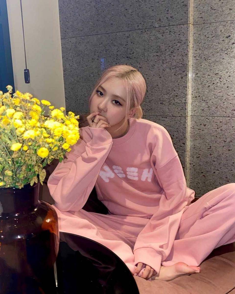 baggy clothes ala Rosé (instagram.com/roses_are_rosie)