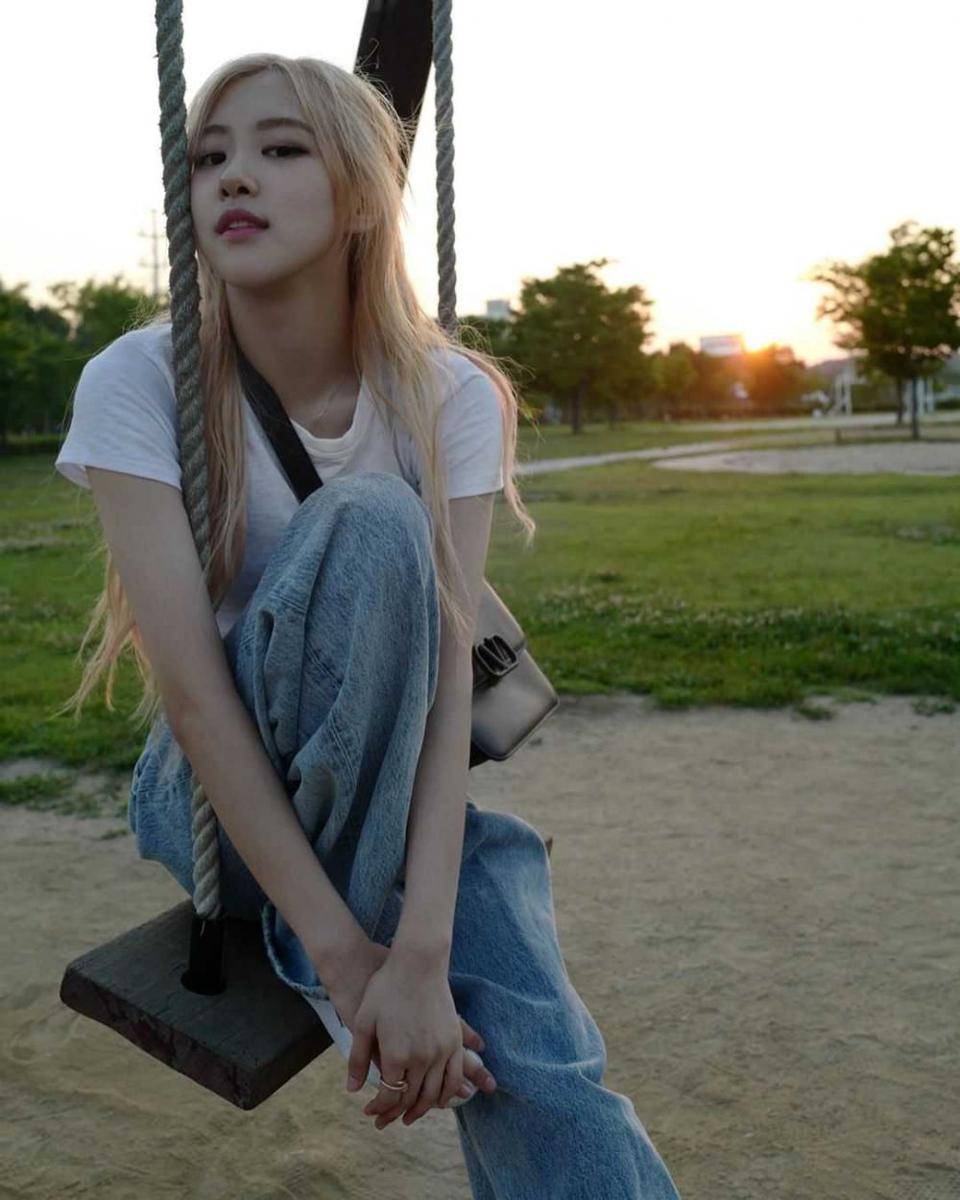 baggy clothes ala Rosé (instagram.com/roses_are_rosie)