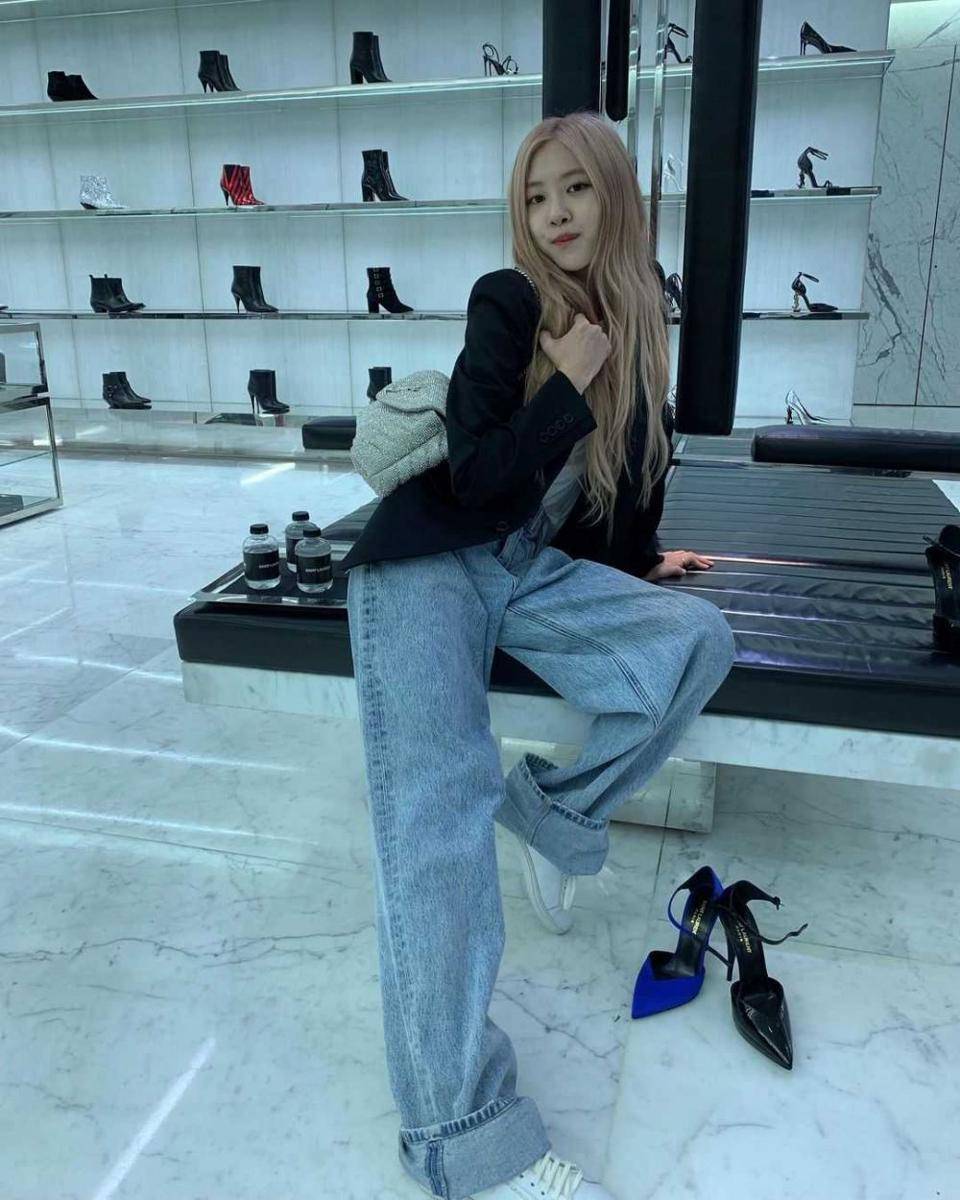 baggy clothes ala Rosé (instagram.com/roses_are_rosie)