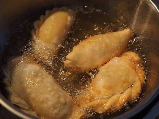 ilustrasi menggoreng panada (pixabay.com/Hans)
