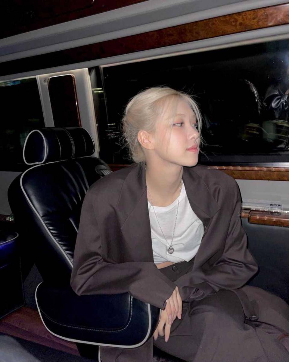 baggy clothes ala Rosé (instagram.com/roses_are_rosie)