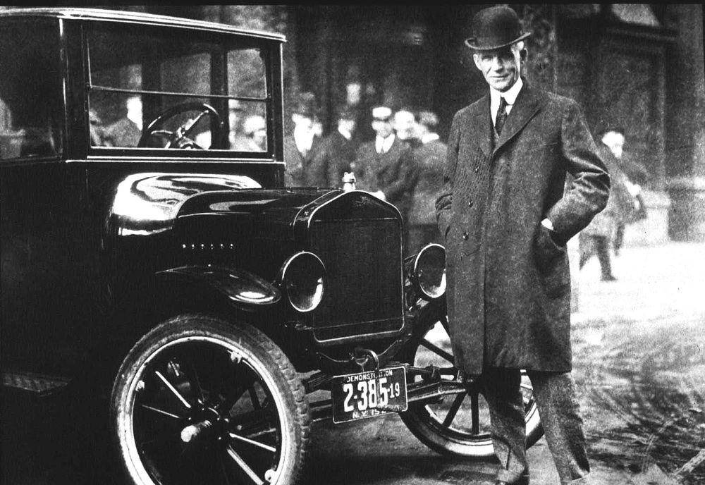 Henry Ford dan mobilnya (greelane.com)