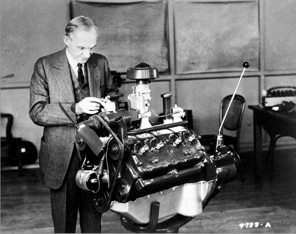 Henry Ford saat merakit mesin (intellectualtakeout.org)