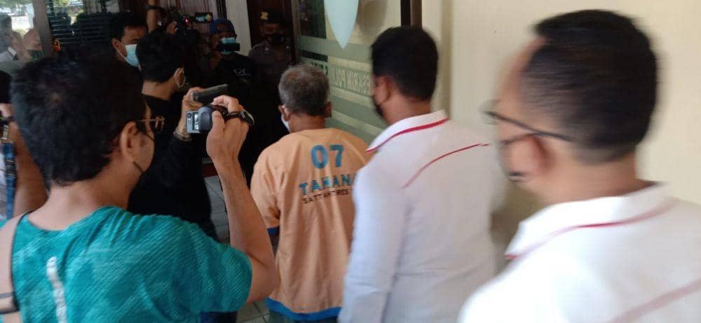 Tersangka kasus pemerkosaan berinisial TS saat diamankan di Mapolres Tuban. Dok Istimewa