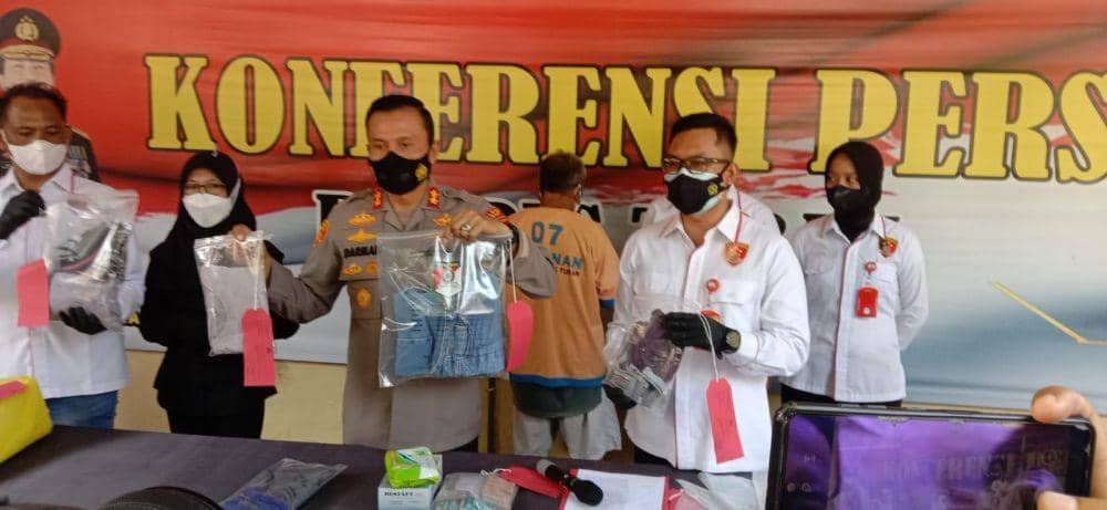 Tersangka kasus pemerkosaan berinisial TS saat diamankan di Mapolres Tuban. Dok Istimewa