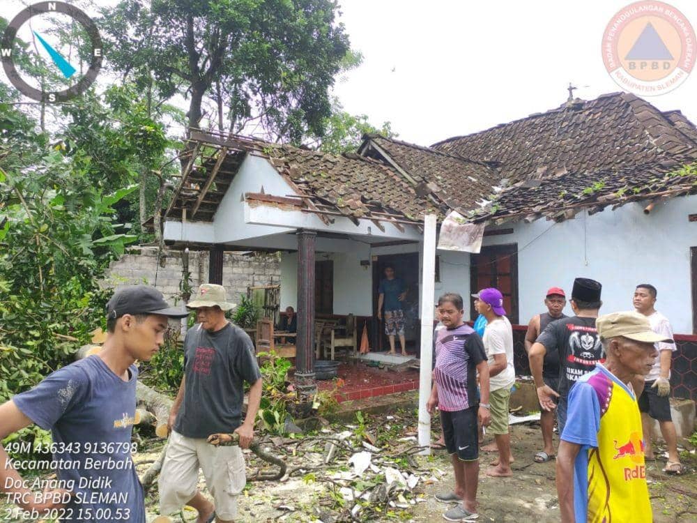 Hujan Deras di Sleman, Puluhan Pohon Timpa Mobil hingga Rumah