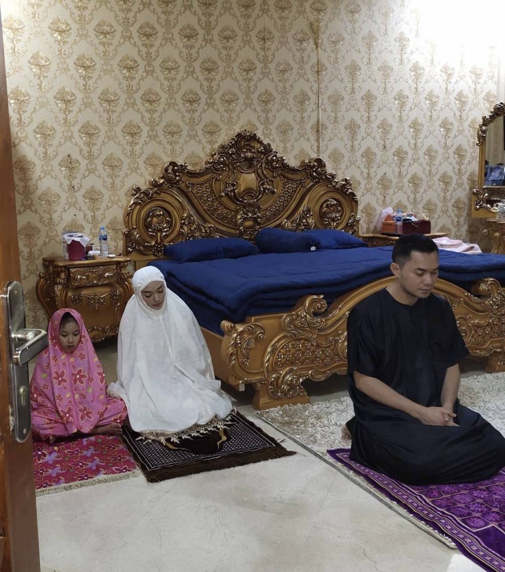 Keluarga Zaskia yang sedang salat berjamaah (instagram.com/sirajuddinmahmudsabang)