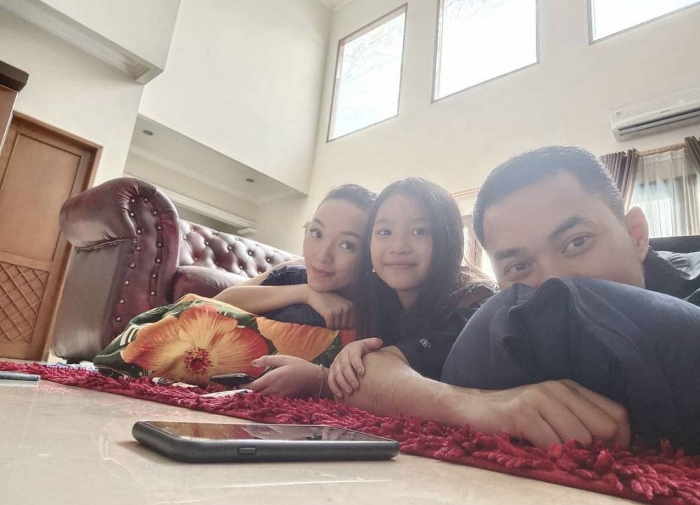 Zaskia sedang bersantai bersama keluarga (instagram.com/sirajuddinmahmudsabang)