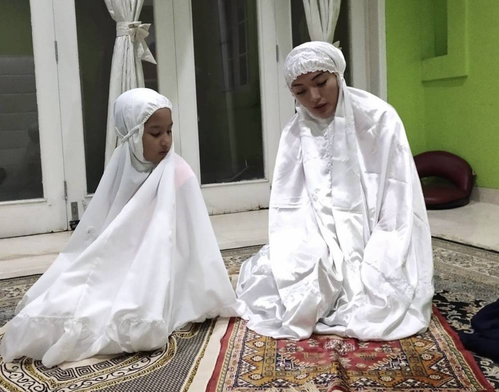 Zaskia dan Aqila kerap salat bersama (instagram.com/sirajuddinmahmudsabang)