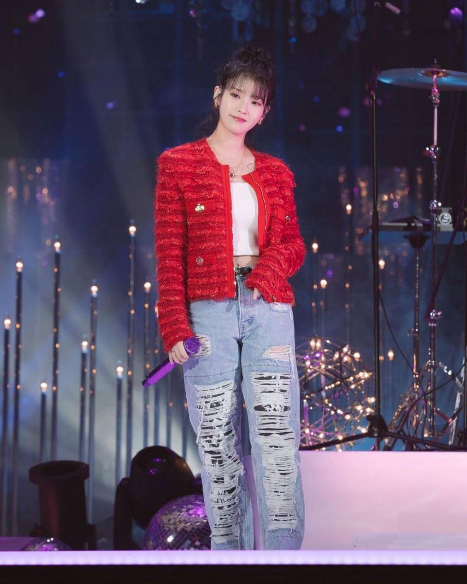 potret referensi padu padan outfit IU (instagram.com/iu_leejieun516)