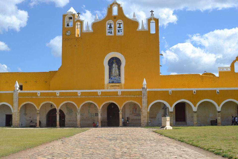 foto bangunan kuning di Izamal (pixabay.com/winterlady52)