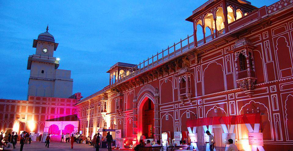 foto bangunan merah muda di Jaipur (www.tourism.rajasthan.gov.in/jaipur.html)