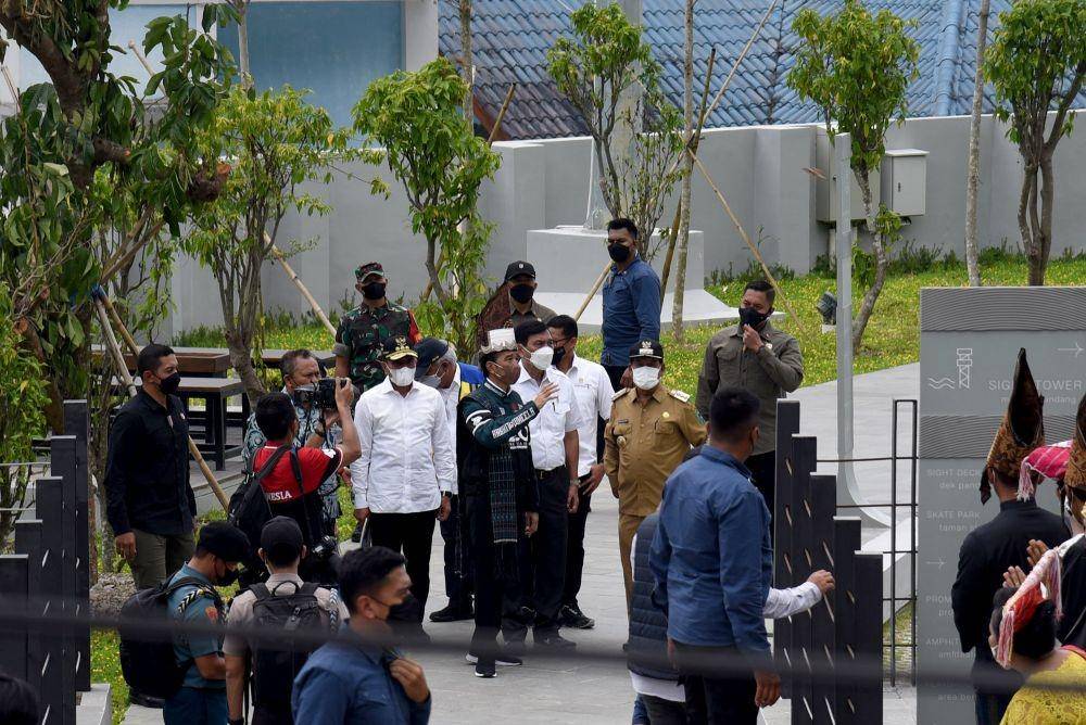 Presiden Republik Indonesia Joko Widodo didampingi oleh Menko Bidang Kemaritiman dan Investasi Luhut Pandjaitan, Menteri PUPR Basuki Hadimuljono, Menteri Pariwisata dan Ekonomi Kreatif Sandiaga Uno, Gubernur Sumatera Utara Edy Rahmayadi, dan Bupati Simalungun Radiapoh Sinaga, menandatangani prasasti Penataan Kawasan Parapat, di Pantai Bebas Parapat, Simalungun, Sumatera Utara, Rabu (02/2/2022). (Istimewa/IDN Times)