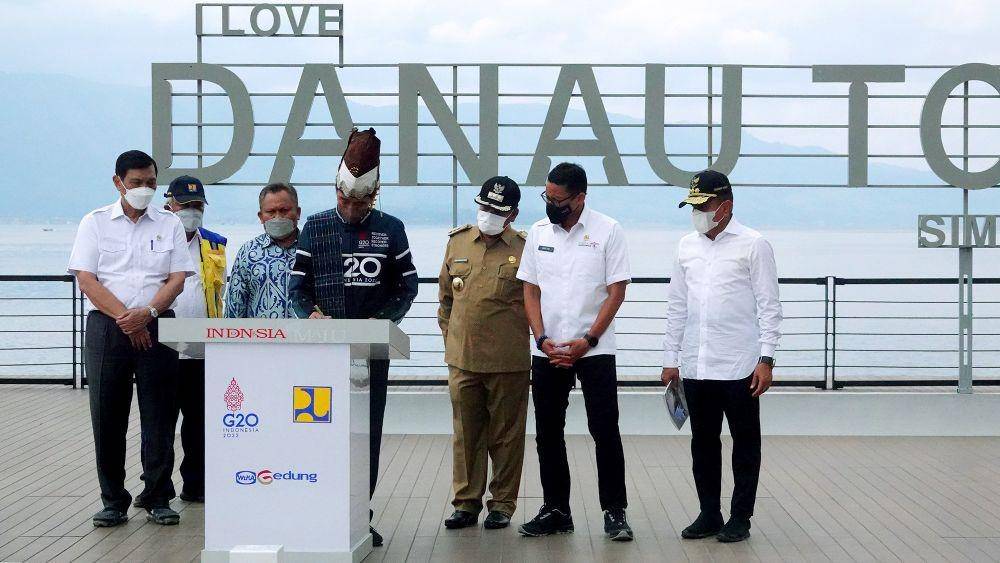 Presiden Republik Indonesia Joko Widodo didampingi oleh Menko Bidang Kemaritiman dan Investasi Luhut Pandjaitan, Menteri PUPR Basuki Hadimuljono, Menteri Pariwisata dan Ekonomi Kreatif Sandiaga Uno, Gubernur Sumatera Utara Edy Rahmayadi, dan Bupati Simalungun Radiapoh Sinaga, menandatangani prasasti Penataan Kawasan Parapat, di Pantai Bebas Parapat, Simalungun, Sumatera Utara, Rabu (02/2/2022). (Istimewa/IDN Times)