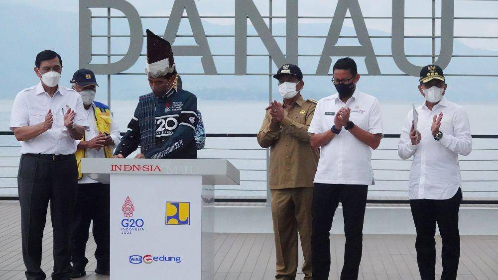 Presiden Republik Indonesia Joko Widodo didampingi oleh Menko Bidang Kemaritiman dan Investasi Luhut Pandjaitan, Menteri PUPR Basuki Hadimuljono, Menteri Pariwisata dan Ekonomi Kreatif Sandiaga Uno, Gubernur Sumatera Utara Edy Rahmayadi, dan Bupati Simalungun Radiapoh Sinaga, menandatangani prasasti Penataan Kawasan Parapat, di Pantai Bebas Parapat, Simalungun, Sumatera Utara, Rabu (02/2/2022). (Istimewa/IDN Times)