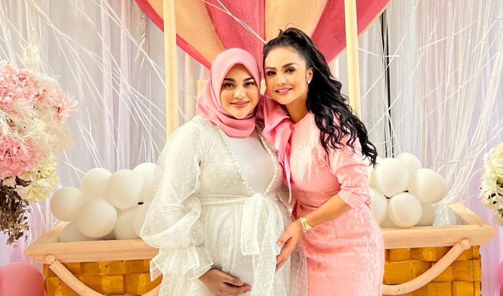 9 Potret Krisdayanti Hadiri Acara Baby Shower Aurel Bareng Amora