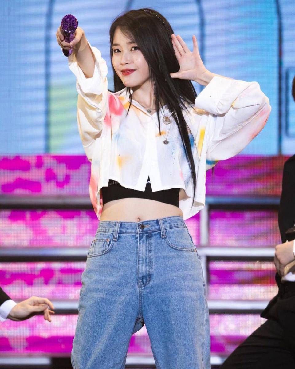 potret referensi padu padan outfit IU (instagram.com/lilyiu_)