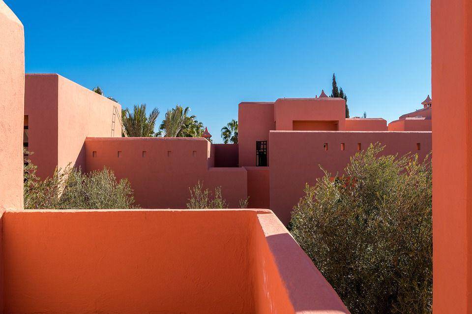 foto bangunan merah di Marrakech (pixabay.com/pcjvdwiel)