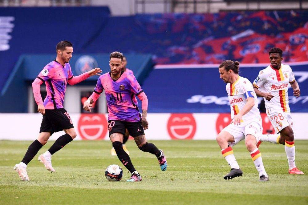 Potret  Neymar saat laga PSG menghadapi Lens. (psgtalk.com)