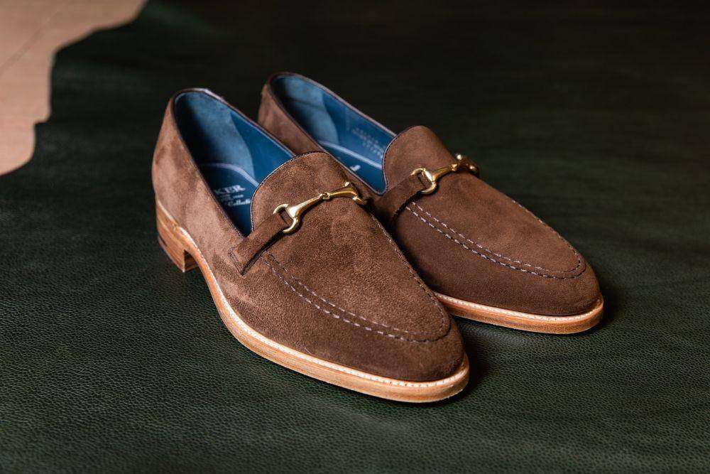 Sepatu suede pria (unsplash.com/Noah Smith)