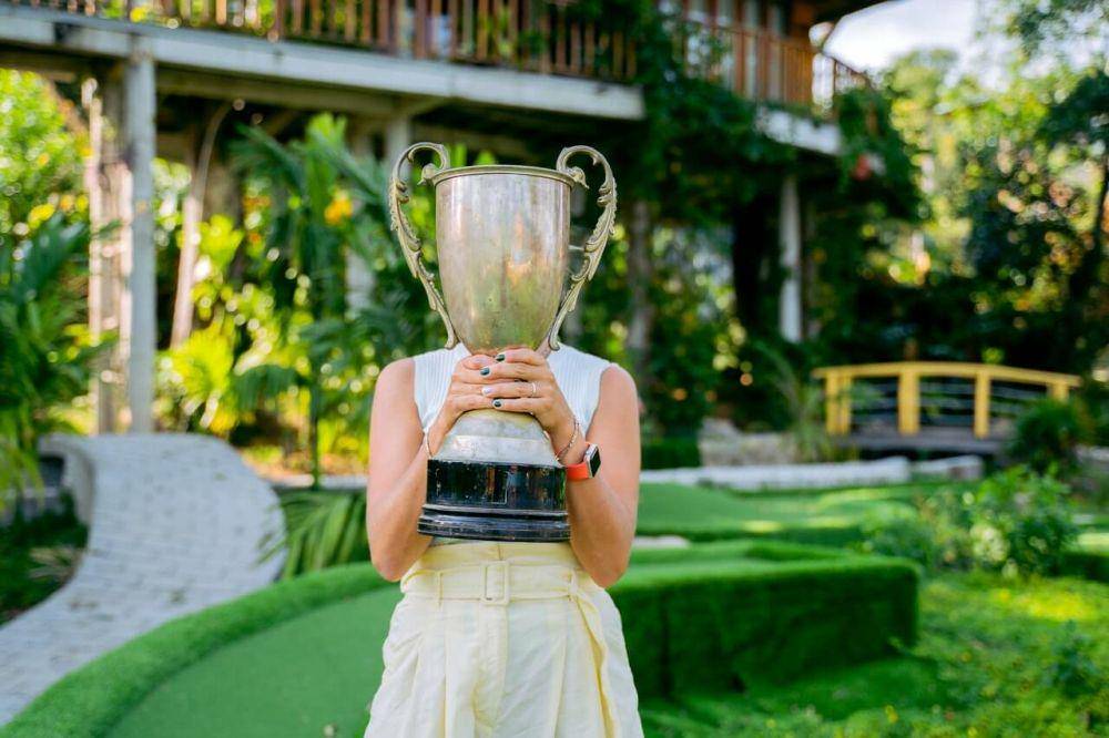 ilustrasi memegang piala (pexels.com/Anna Tarazevich)