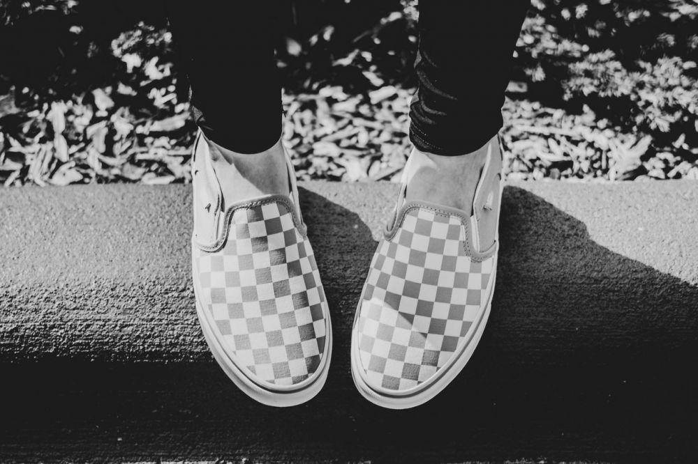 Sneakers pria (pexels.com/Nathan Keeney)
