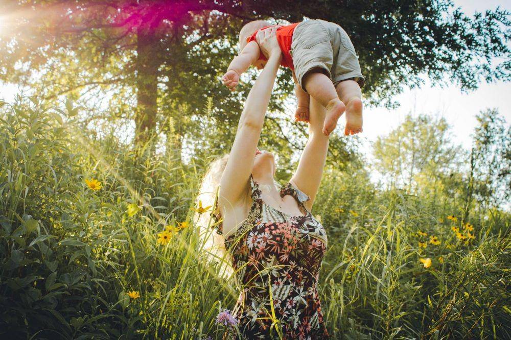 ilustrasi menggendong bayi (pexels.com/Creation Hill)