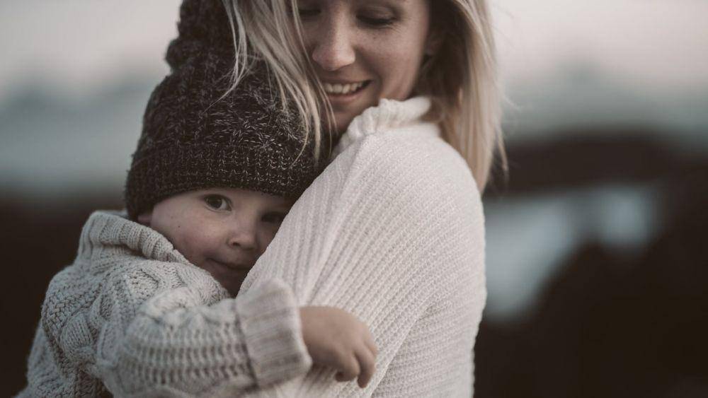 ilustrasi menggendong bayi (pexels.com/Taryn Elliott)