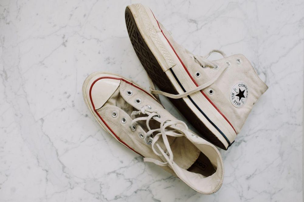 5 Cara Menghilangkan Bau Sepatu Sesuai dengan Bahannya, Simak!